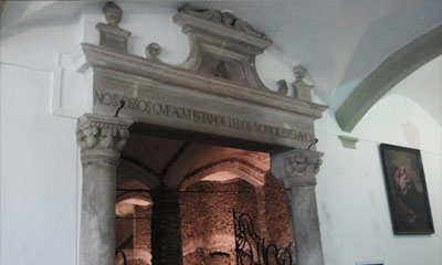 Foto da entrada da Capela dos Ossos