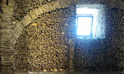 Foto da parede coberta de ossos