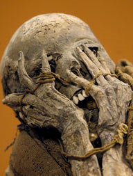 Foto de uma múmia com expressões de dor