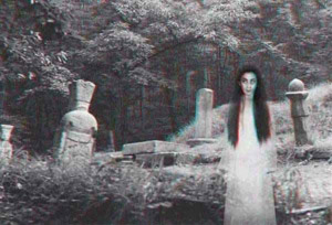 Foto do mesmo fantasma em um cemitério