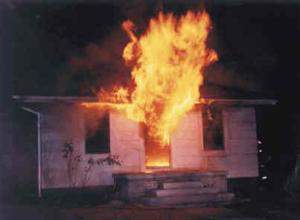 foto de uma casa pegando fogo