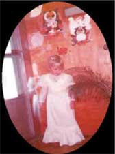 Foto de uma menina vestida de branco e alguns reflexos perto dela