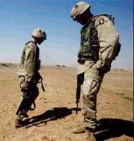 Foto de dois soldados no Iraque